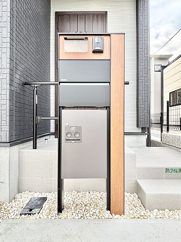 表札・インターホン・ポスト・宅配BOXをひとつに集約。エントランスになじむシンプルデザイン。