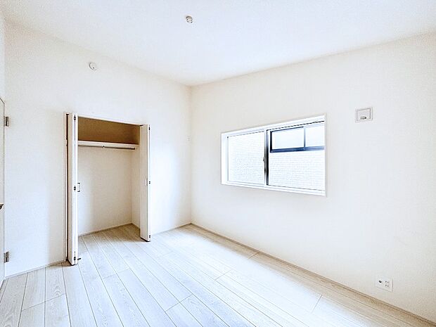 お子さまのお部屋としても!衣類の整理整頓に便利なクローゼット付きの洋室。