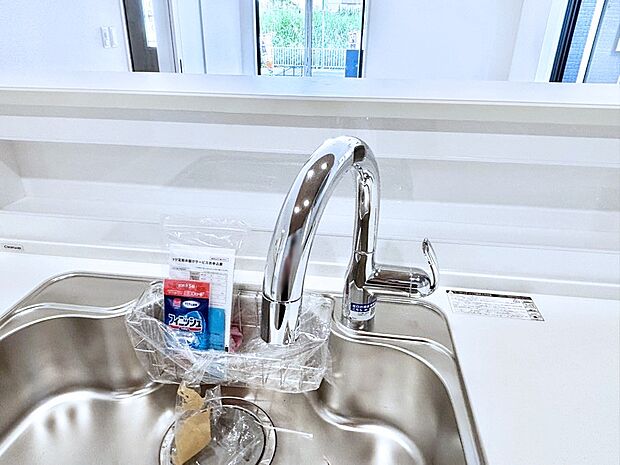 センサーに手をかざすだけで吐水/止水ができるタッチレス水栓。浄水器付き。