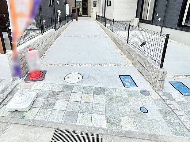 2台(車種による)駐車可!ご家族みんなの自転車も置ける広々カースペース。
