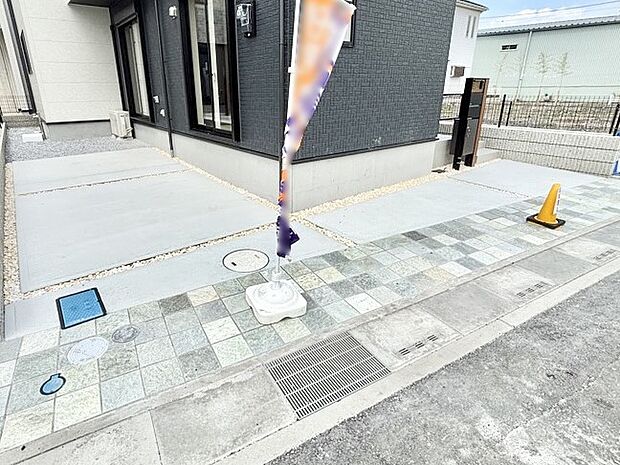 2台（車種による）駐車可！ご家族みんなの自転車も置ける広々カースペース。