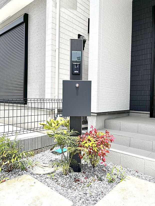 シンプルデザインのポスト。