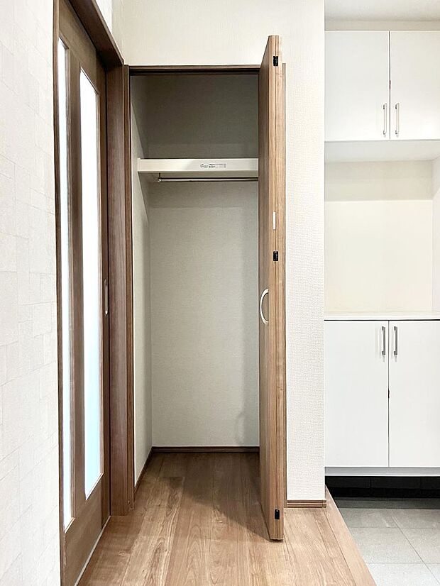 玄関ホール収納です。掃除道具やお出かけ用グッズの収納に便利です。