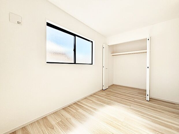 やさしい光がさしこむ居室はしっかり収納付き