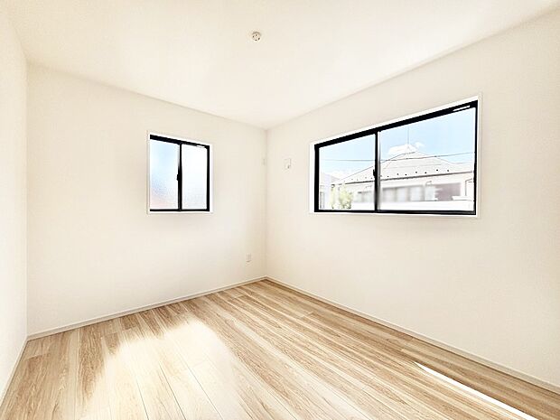 2面採光で気持ちよく自然光が取り入れられるのでお子様のお部屋にもピッタリ