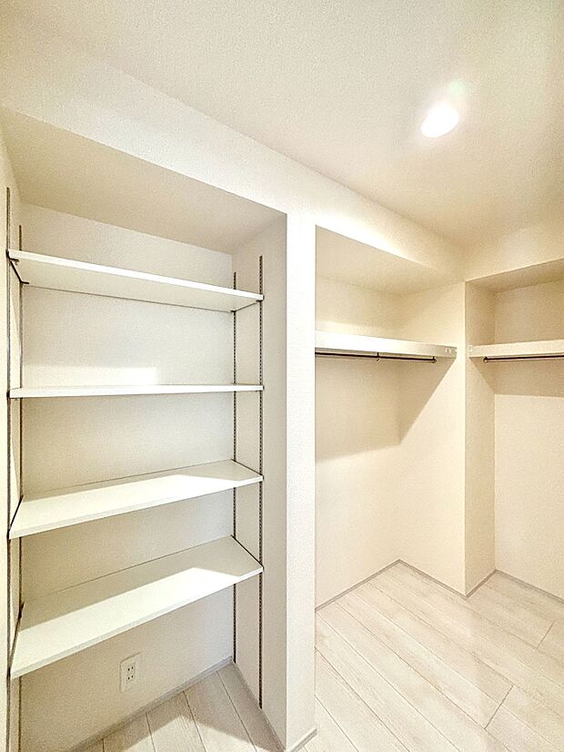 ウォークインクローゼット付きで生活空間を広く利用できます。