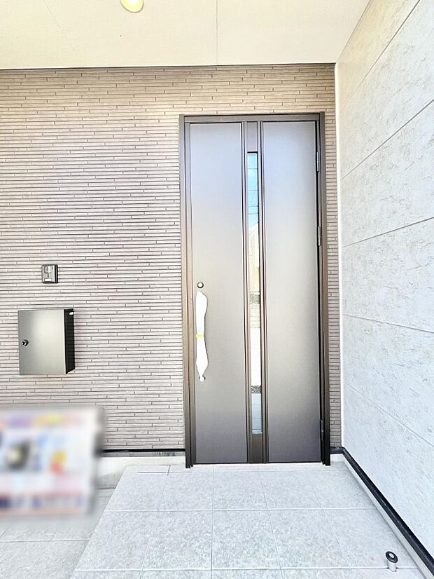 玄関前は雨が降っても濡れにくい屋根付き