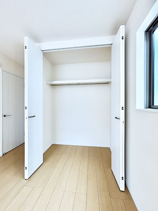 洋室のクローゼット。奥行きがあるので厚手の衣類もすっきり収まります。
