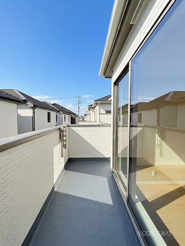 暖かな陽光が降り注ぐバルコニーはお洗濯におすすめ。爽やかな風も心地よいです。