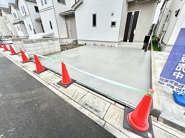 2台(車種による)駐車可!ご家族みんなの自転車も置ける広々カースペース。