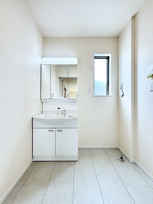 大きく見やすい三面鏡で清潔感ある洗面台は、身だしなみチェックや肌のお手入れにおすすめです。