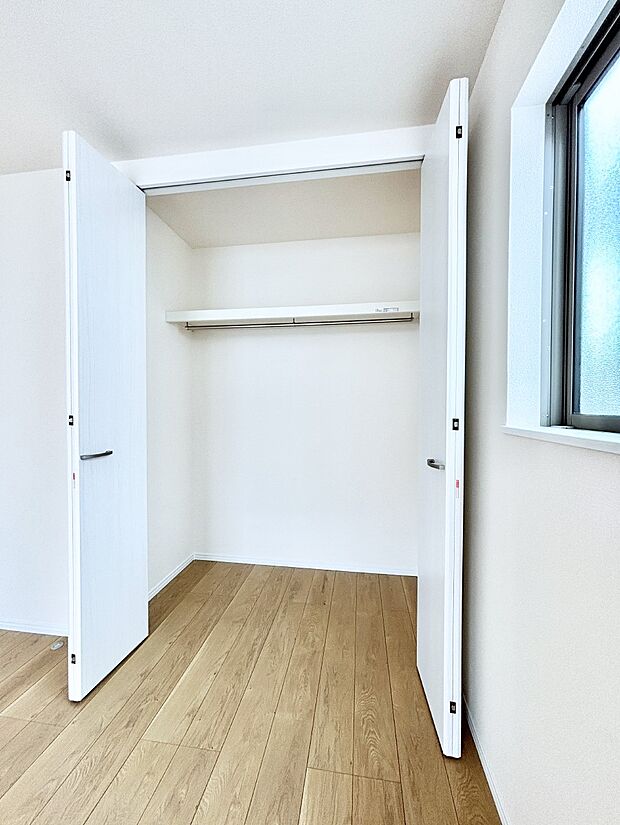 洋室のクローゼット。奥行きがあるので厚手の衣類もすっきり収まります。