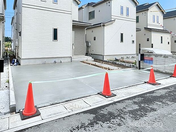 2台(車種による)駐車可!ご家族みんなの自転車も置ける広々カースペース。