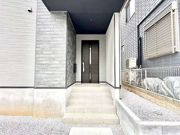 大切な家族、来客を出迎える玄関。