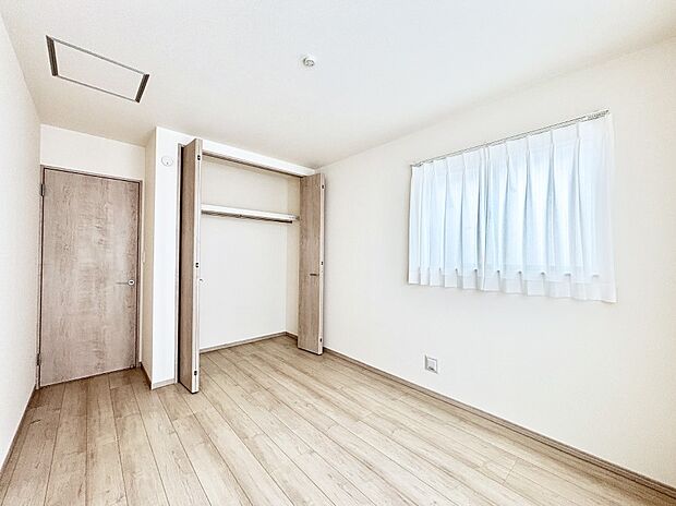 お子さまのお部屋としても!衣類の整理整頓に便利なクローゼット付きの洋室。