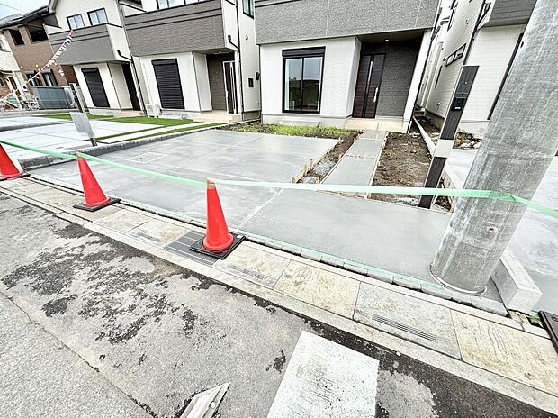 2台(車種による)駐車可!ご家族みんなの自転車も置ける広々カースペース。