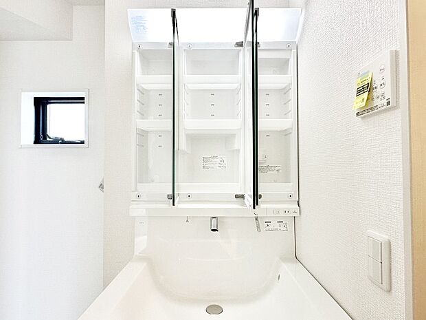三面鏡の裏に、化粧品や衛生用品などを収納可能。洗面台をすっきりと保ちます!