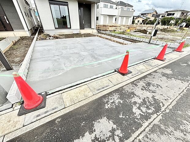 2台（車種による）駐車可！ご家族みんなの自転車も置ける広々カースペース。