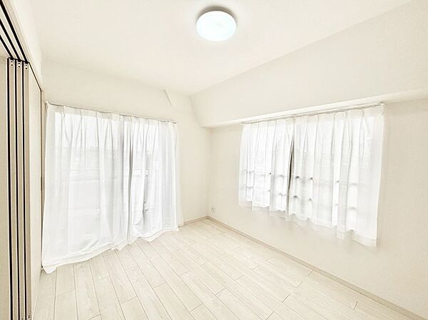 明るいバルコニーサイドに洋室を設置。目覚めの良い寝室に。
