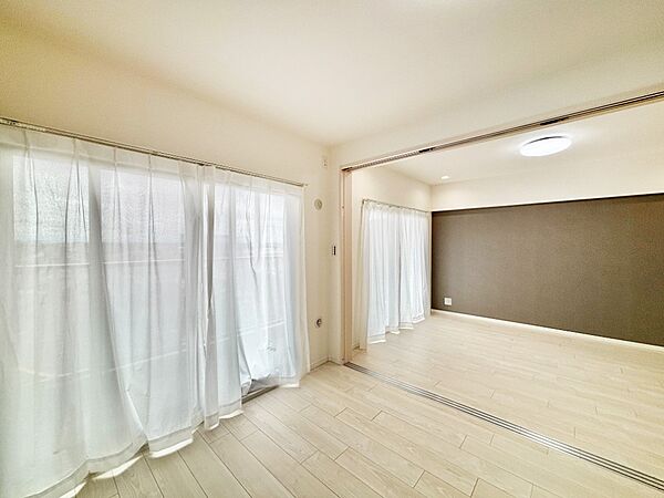 バルコニーに繋がるお部屋は開放感があります。