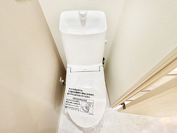 明るく清潔感のあるトイレです。
