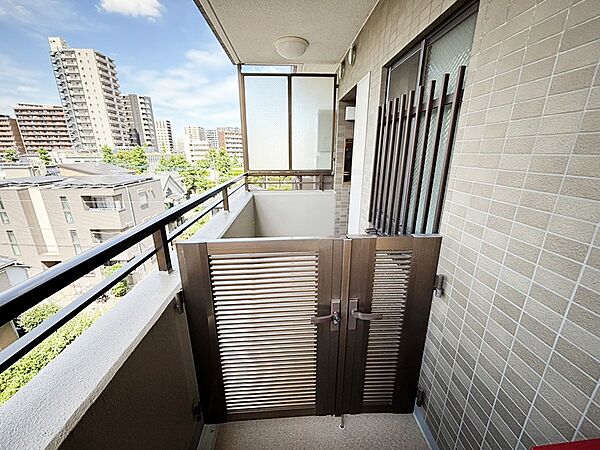 プライベート感あるポーチ付きの玄関