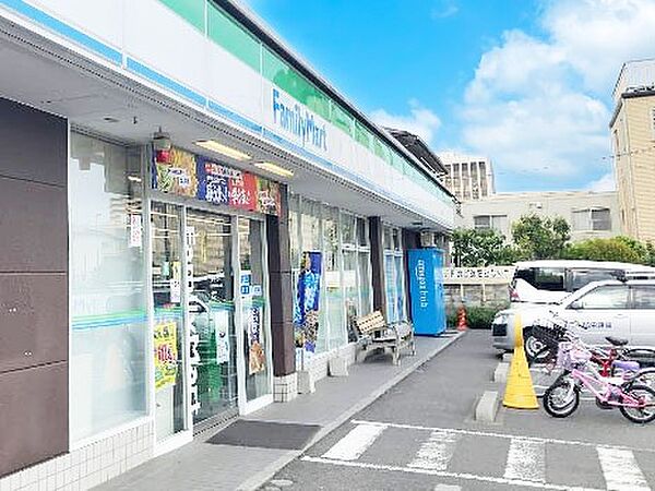 コンビニ 300m ファミリーマート さいたま大戸四丁目店