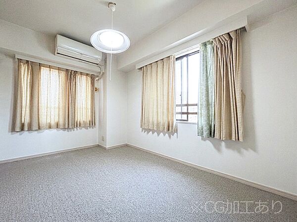 2面採光の洋室。窓から入り込む陽光がお部屋全体を優しく包み込みます！※CG加工後