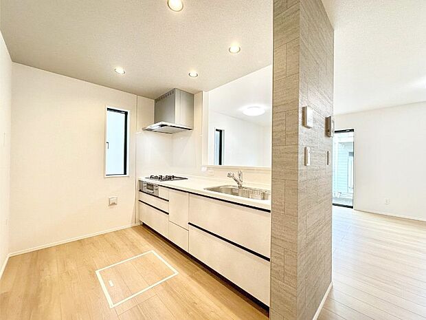 爽やかな風が通り抜けるキッチン。窓があるので明るく換気にも役立ちます。