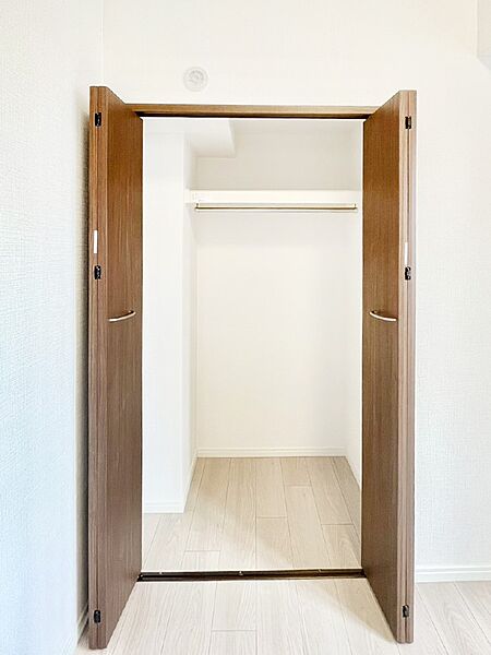 洋室クローゼット。奥行きがあるので厚手の衣類もすっきり収納できます。