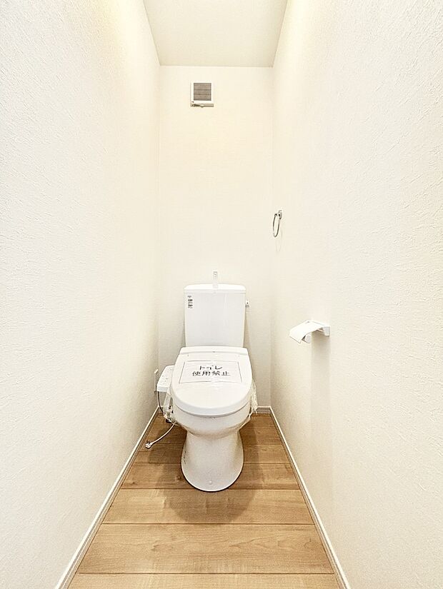 明るく清潔感のあるトイレです。 