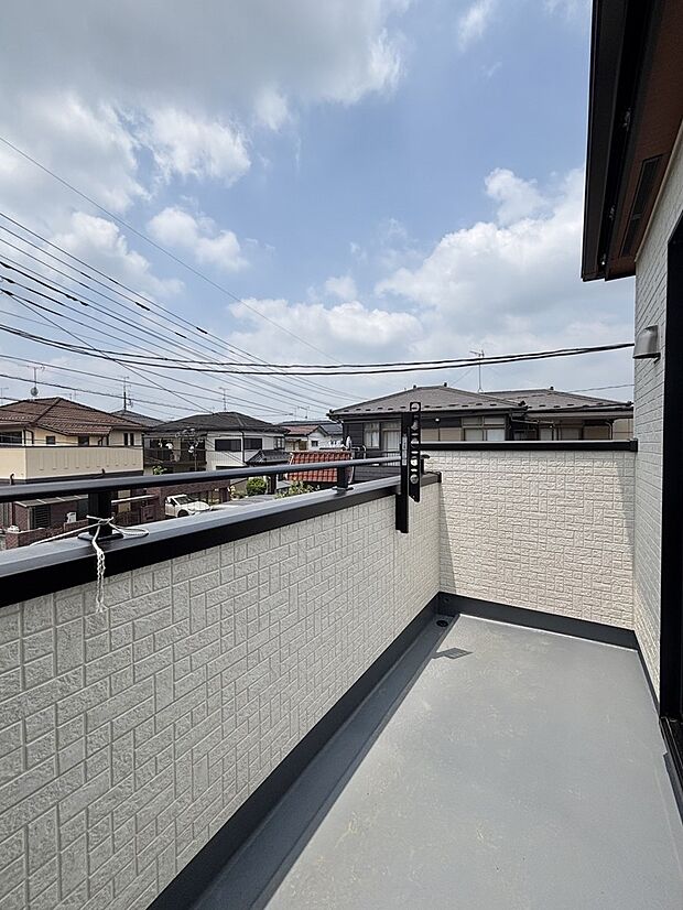 暖かな陽光が降り注ぐバルコニーはお洗濯におすすめ。爽やかな風も心地よいです。