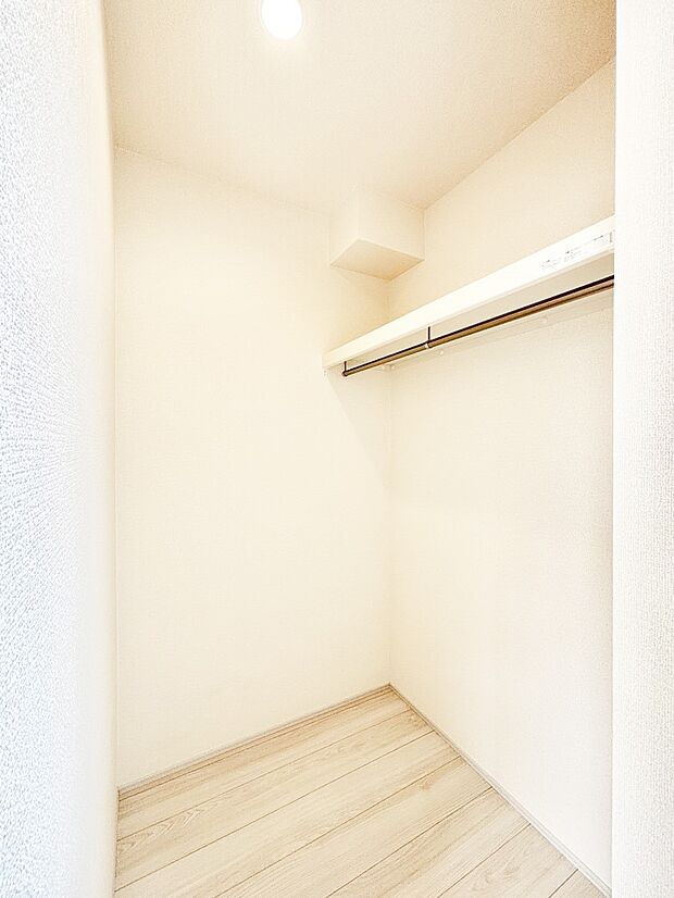 衣類をハンガーに掛けたまま収納できるWIC。衣類の整理整頓がしやすくて便利です!
