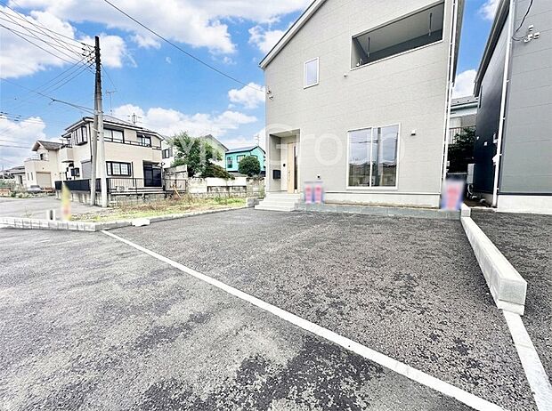 車の出し入れスムーズ!並列駐車2台分のカースペース付きです。