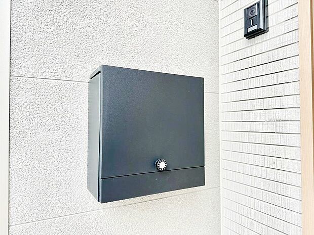 大切な郵便物の盗難を防止してくれるダイヤル錠付きのポスト