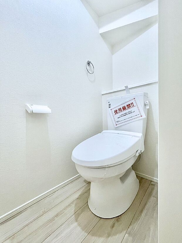 明るく清潔感のあるトイレです。