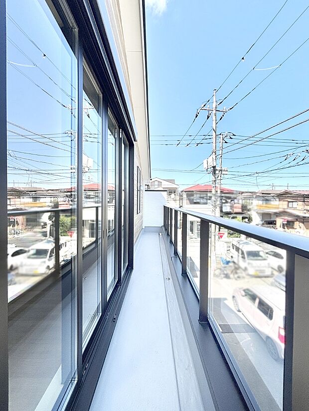 ゆったりバルコニーだから沢山お洗濯ものを干せます。