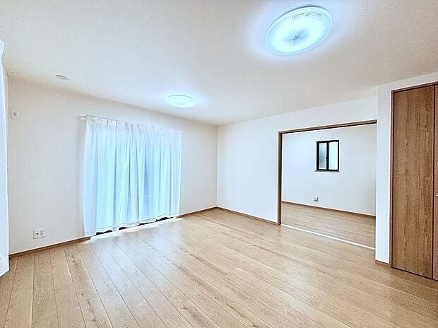 明るい陽光が注ぎ、寛ぎの雰囲気に満たされるリビング・ダイニング。 