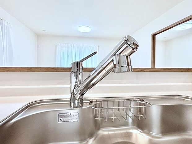 いつでも清潔なおいしいお水を。一つの水栓で水道水と浄水を使い分け。