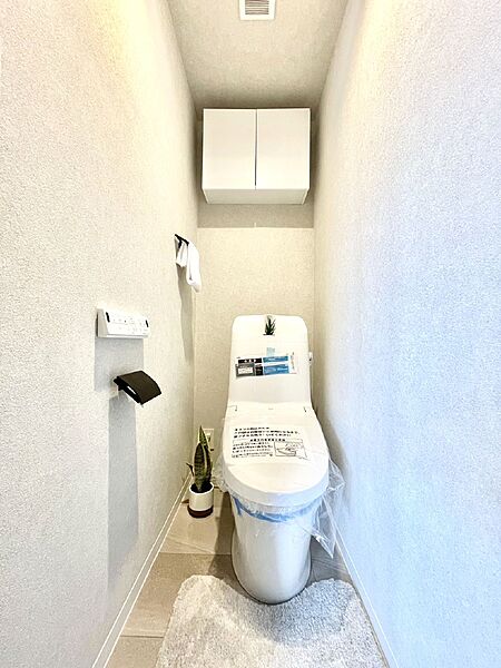 明るく清潔感のあるトイレです。