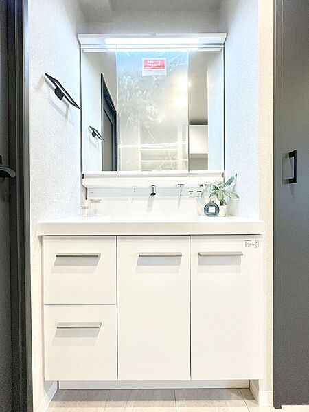 清潔感ある洗面化粧室で朝の身支度も快適