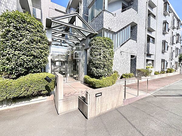エントランスには緑感じる植栽。マンションに彩りを演出してくれます！