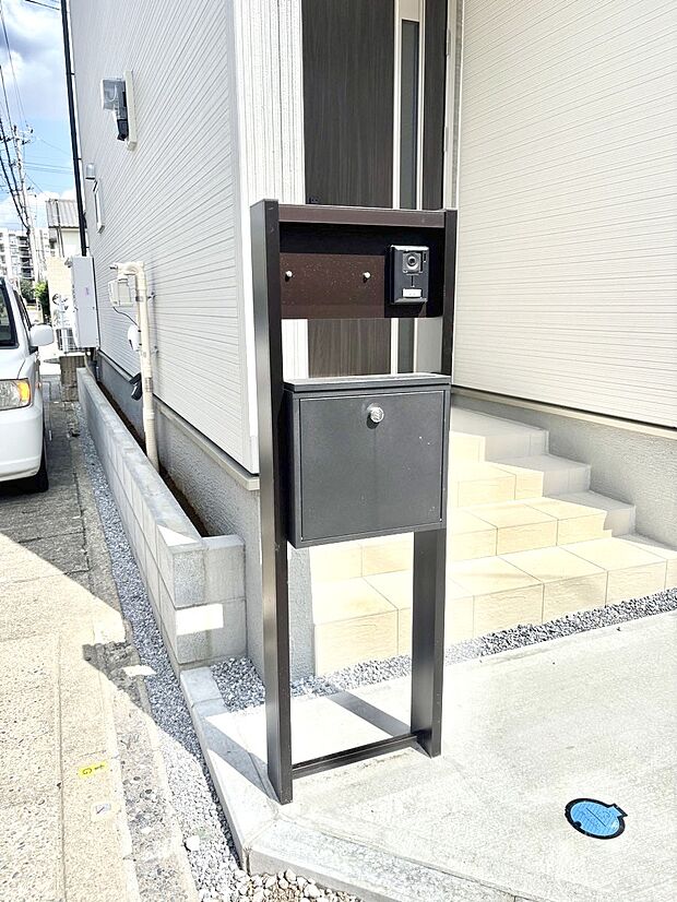 シンプルデザインのポスト。
