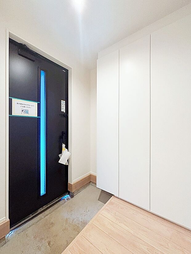 天井まである玄関収納で、家族全員の靴もすっきり収納!