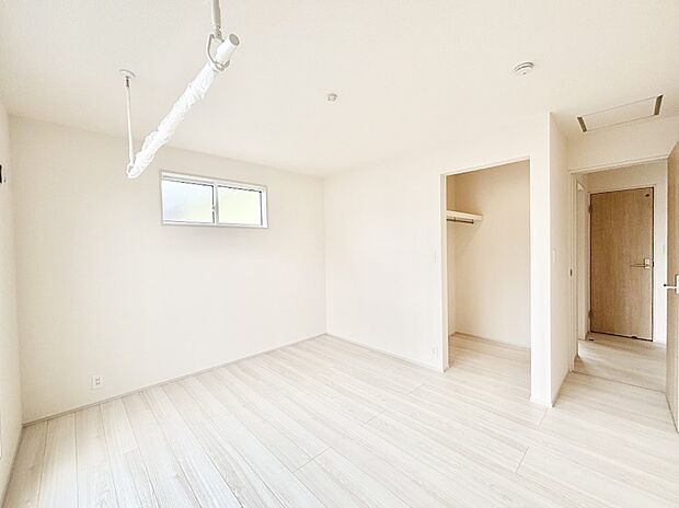 ウォークインクローゼットがあるお部屋!季節ごとの入れ替えも不要で便利です。
