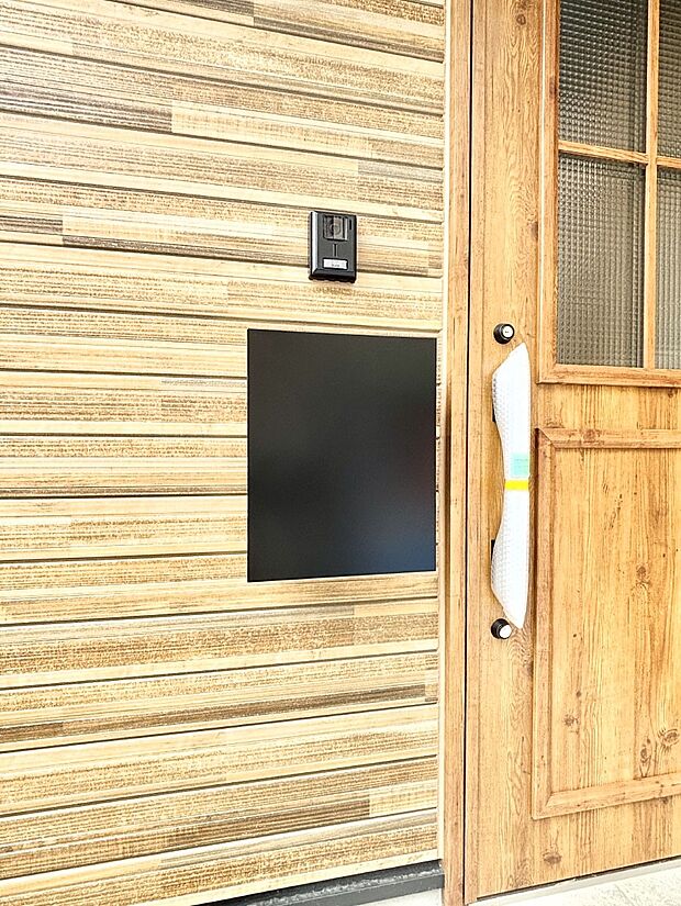 玄関周りになじむシンプルデザインのポスト