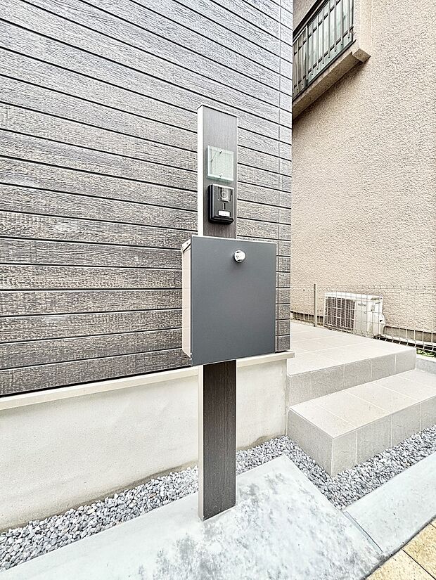 表札・インターホン・ポストをひとつに集約。エントランスになじむシンプルデザイン。
