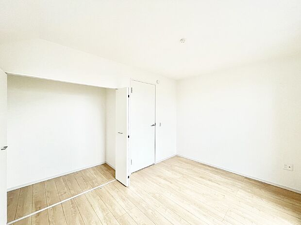 お子さまのお部屋としても!衣類の整理整頓に便利なクローゼット付きの洋室。