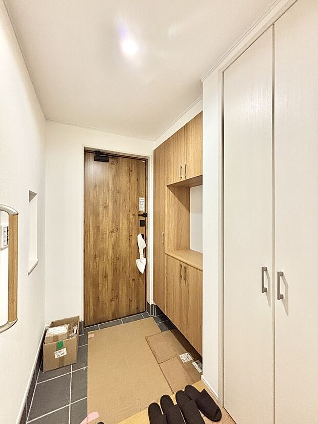飾り棚を利用して、お越しいただくお客様をおもてなしできます。