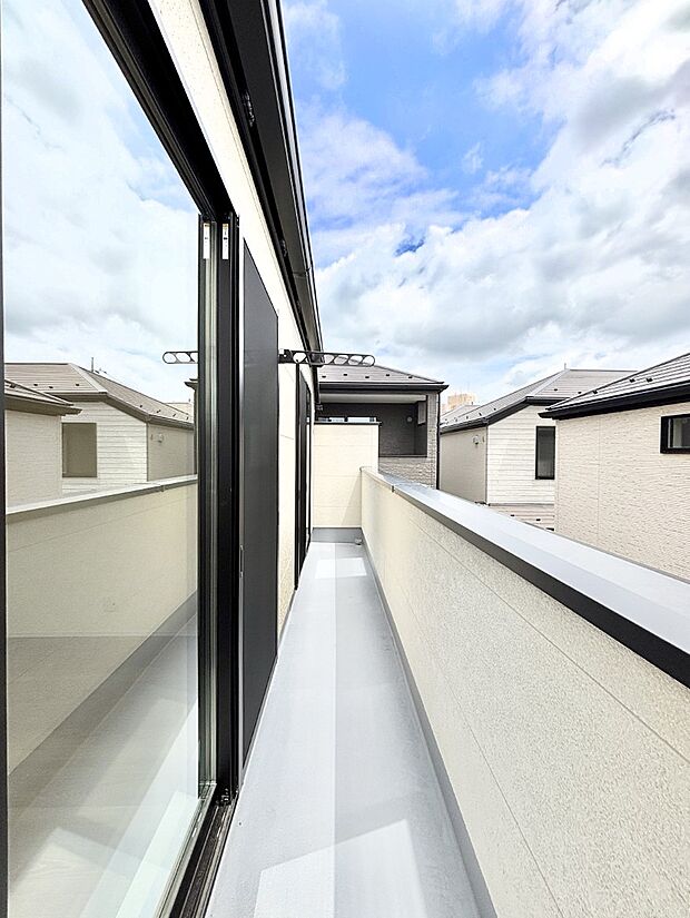2部屋にまたがるバルコニー。晴れた日には洗濯物も気持ちよく干せそうですね。
